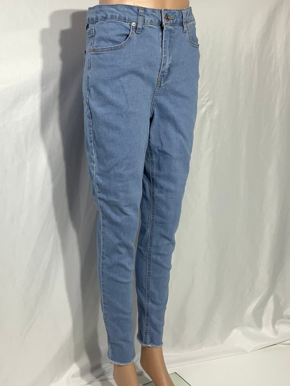 Almost Famous Sz 9 High-Rise Light Wash Raw Hem Jeans Womens Denim